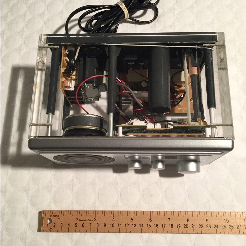 AMAZING AND RARE SANGEAN RADIO. CLEAR ACRYLIC. - Picture 6 of 8